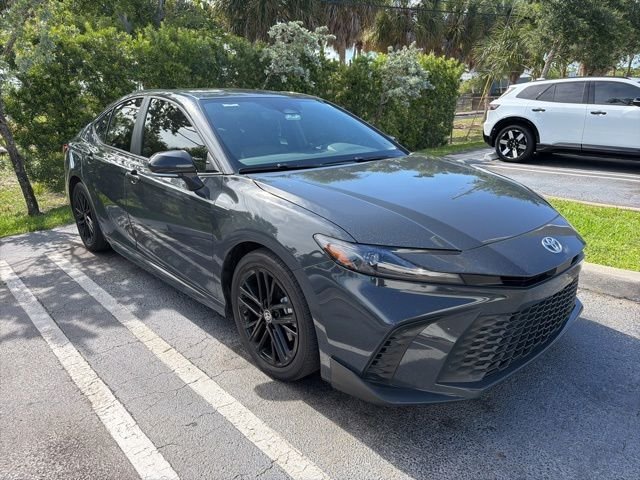 2025 Toyota Camry SE Hybrid's photo