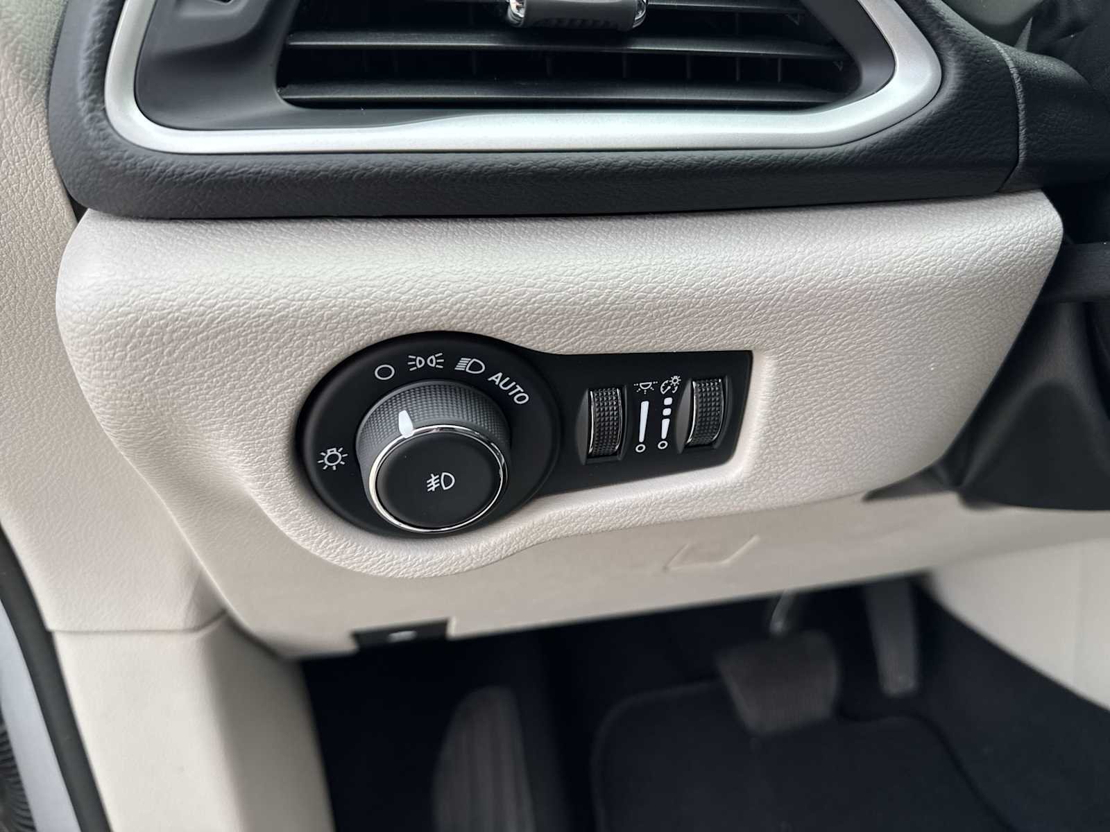 Used 2024 Silver Chrysler Touring L image 25
