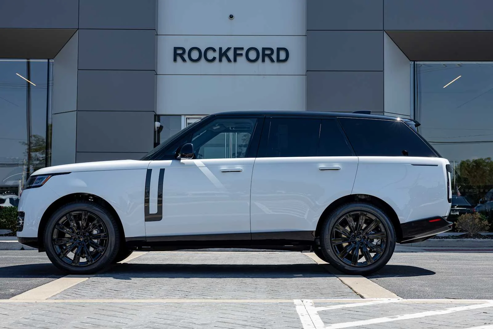 New 2026 Fuji White Land Rover SE image 6