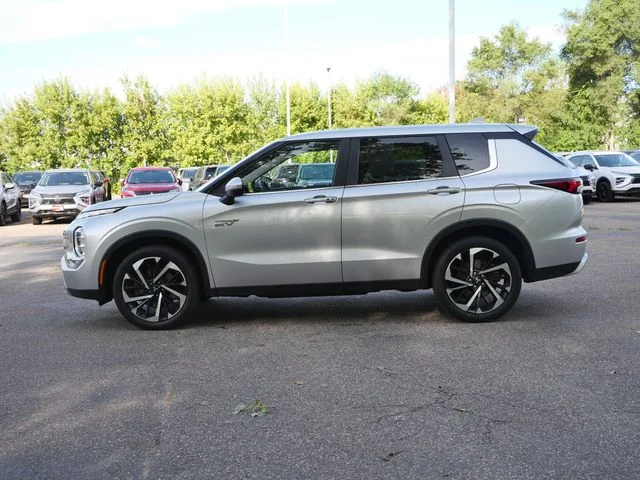 Used 2024 Silver Mitsubishi SE image 3