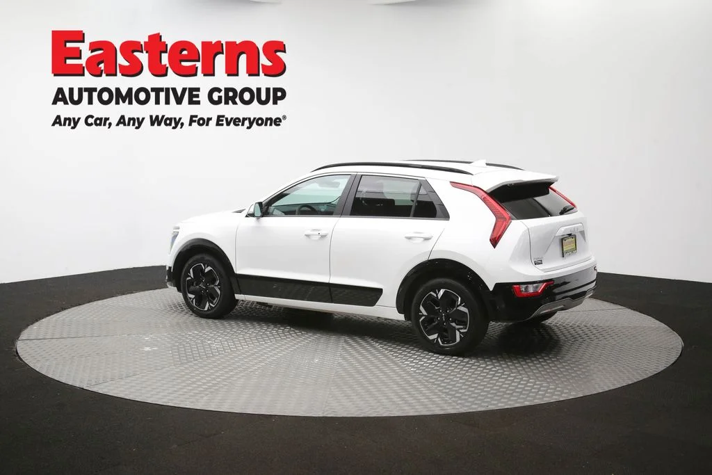 Used 2024 White Kia Wind image 61