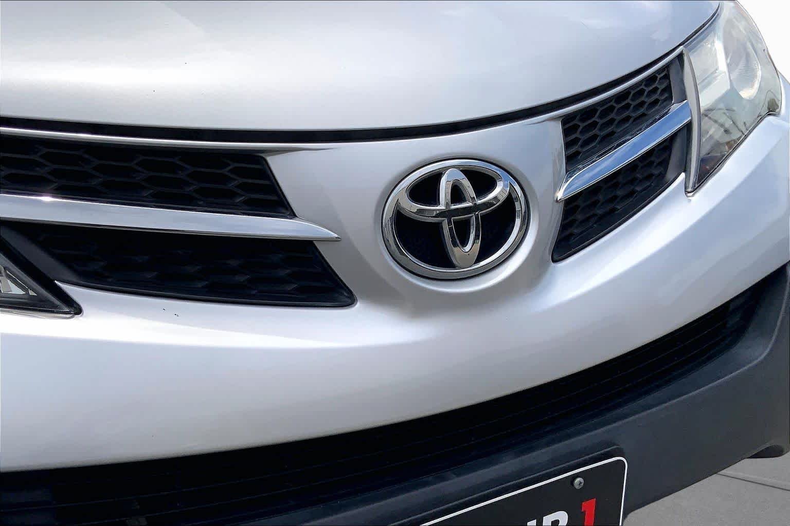 Used 2013 Classic Silver Metallic Toyota LE image 30