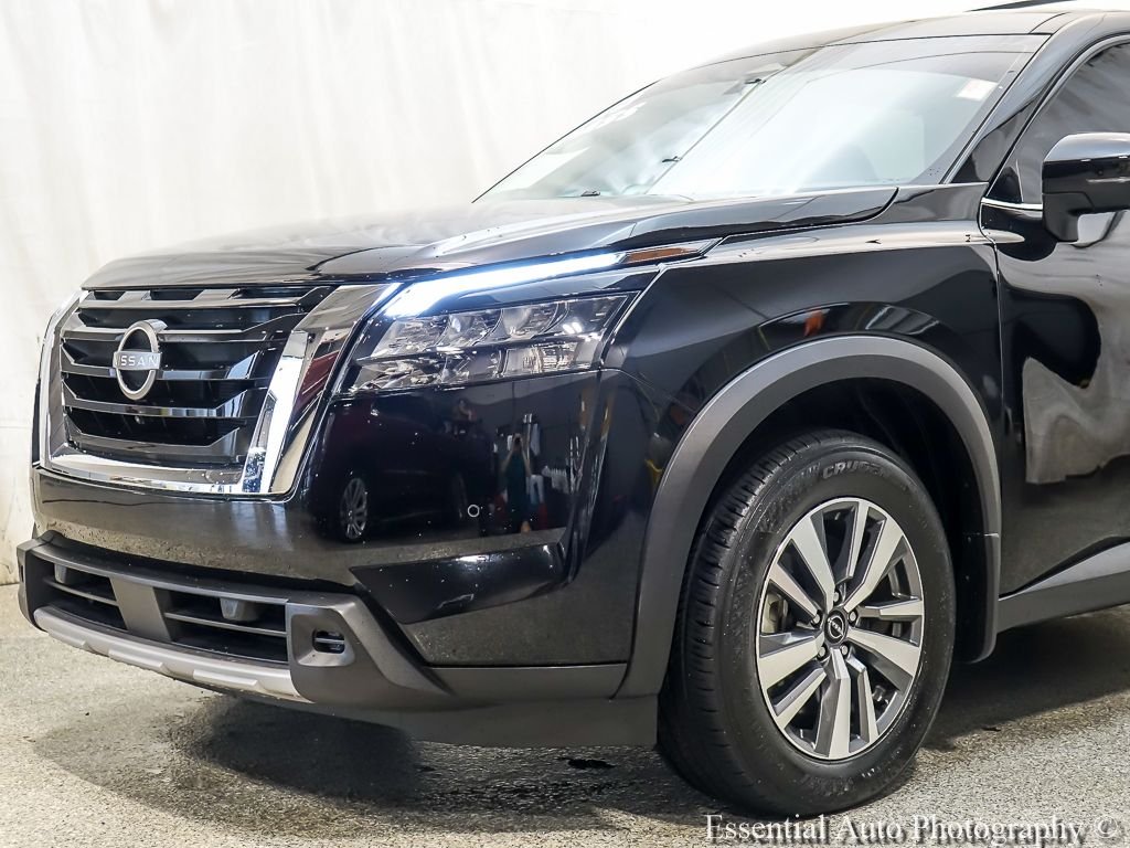 Certified Used 2025 Super Black Nissan SL image 3