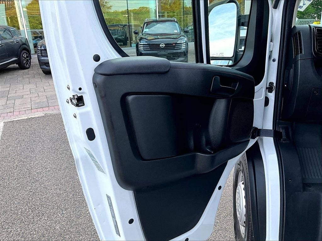 Used 2025 White Ram Base image 9