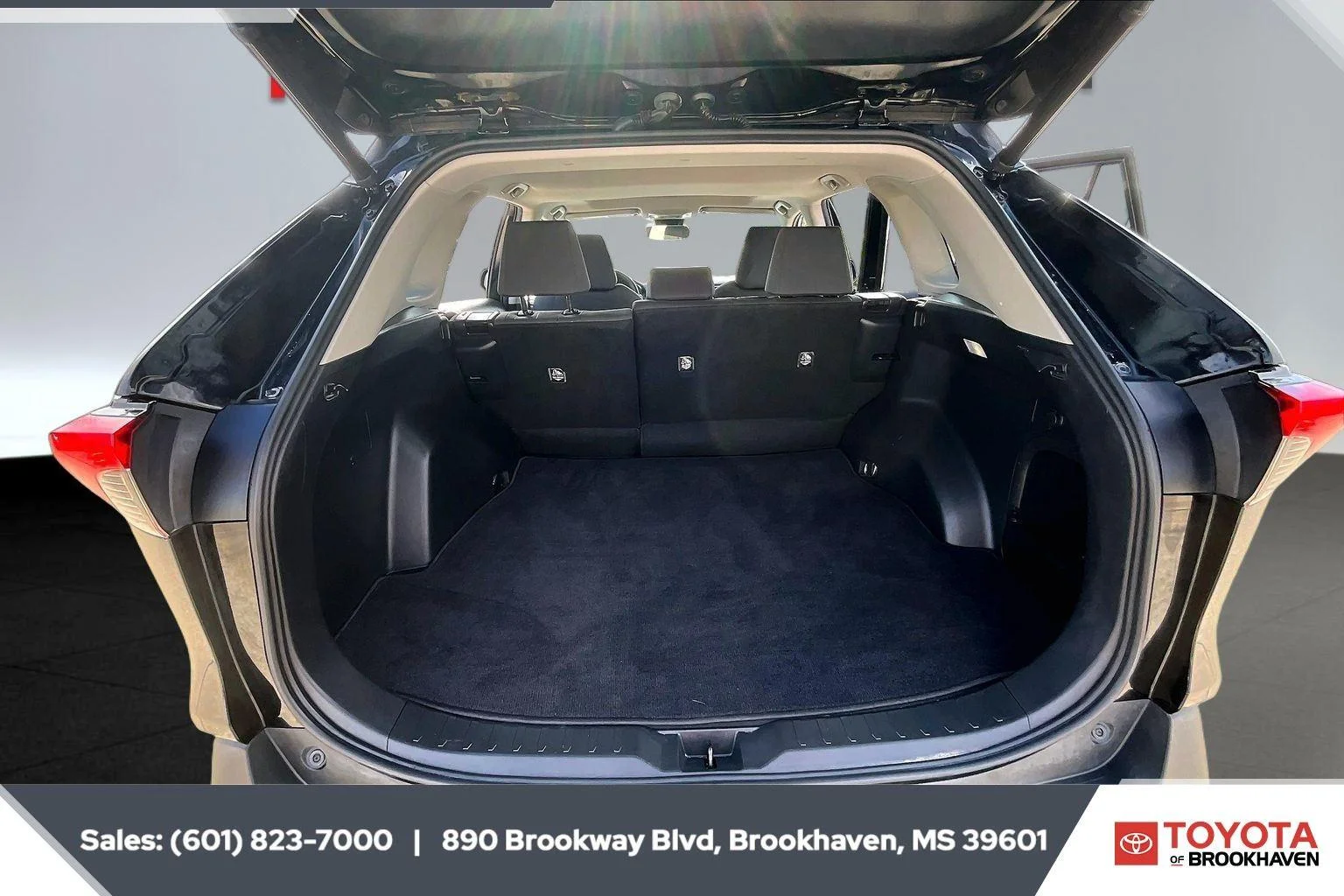 Used 2022 Midnight Black Metallic Toyota Hybrid XLE image 23