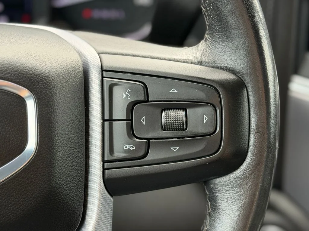 Used 2022 White GMC Elevation image 12
