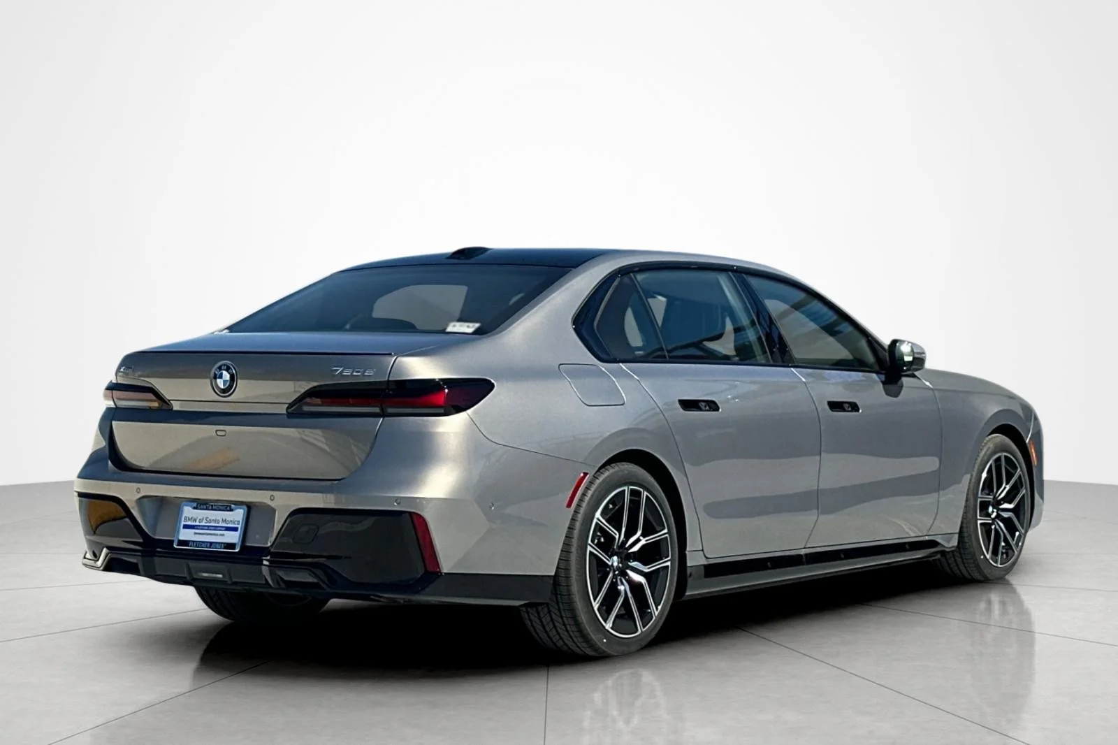 New 2026 Oxide Grey Metallic BMW 750e xDrive image 5