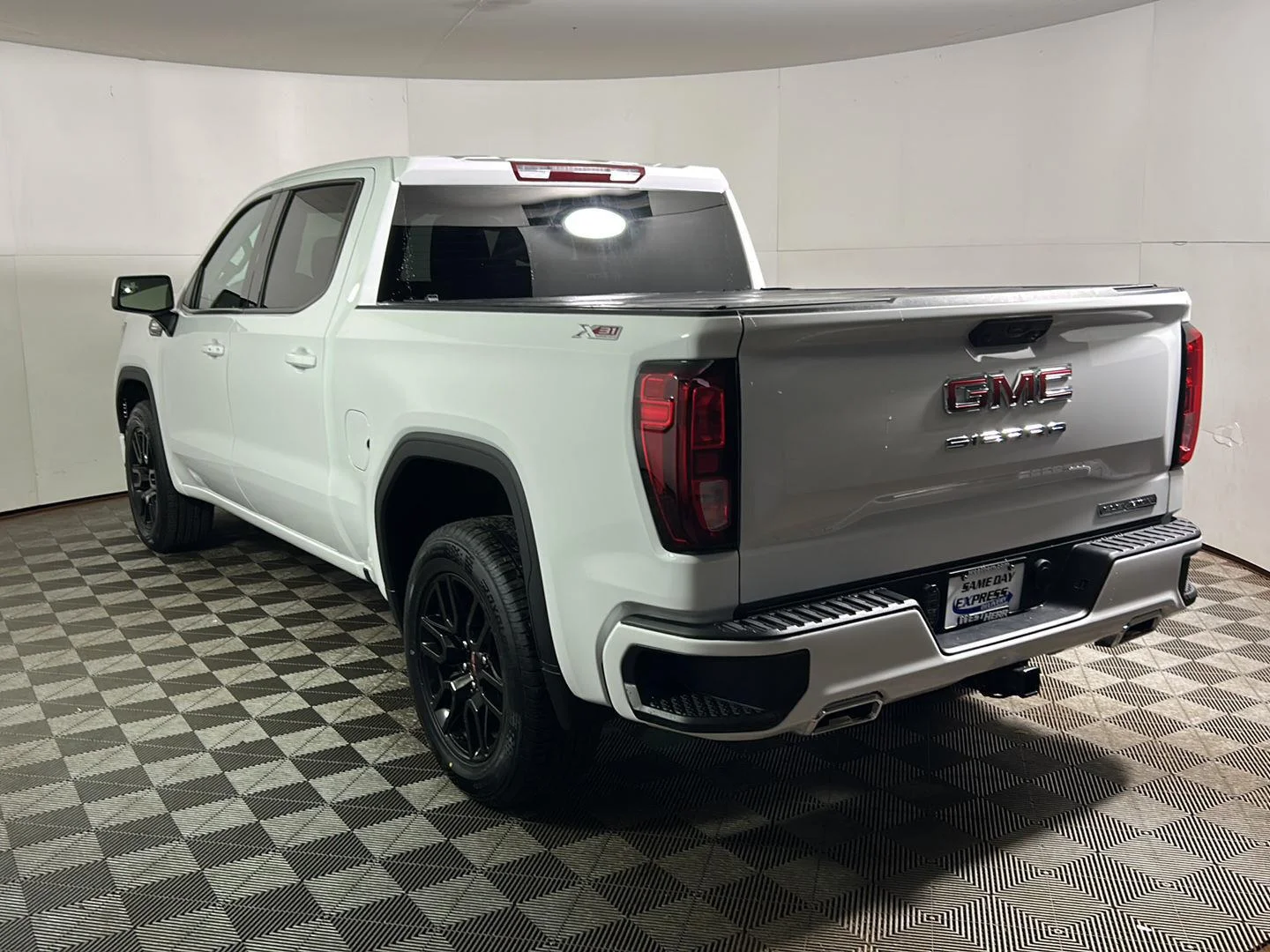 Used 2025 Summit White GMC Elevation image 9