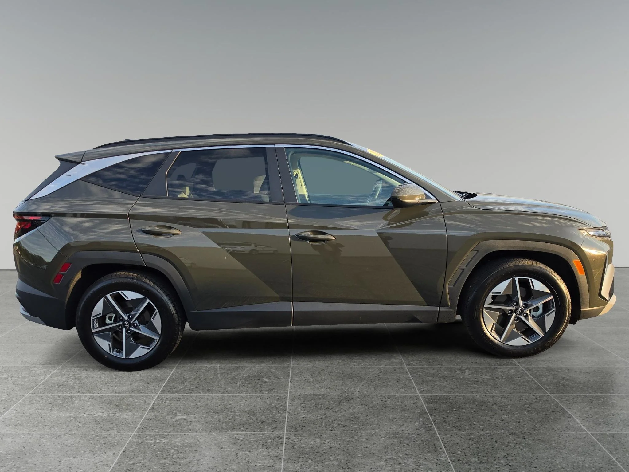 Used 2025 Rockwood Green Hyundai SEL image 7