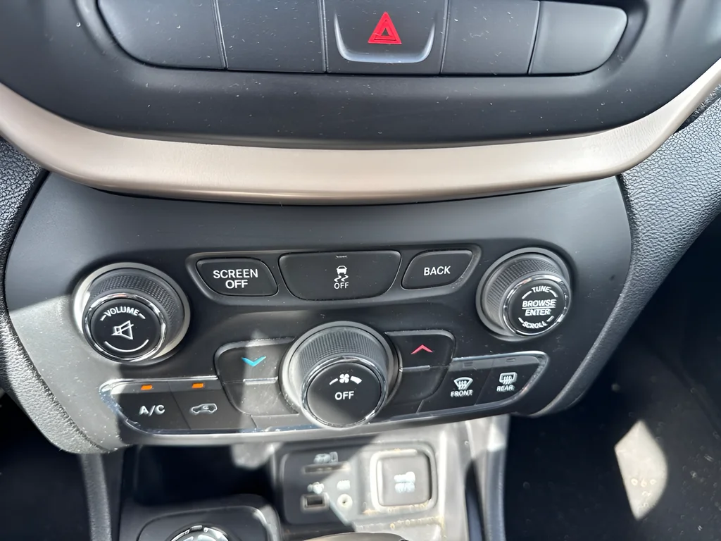 Used 2014 Silver Jeep Latitude image 10