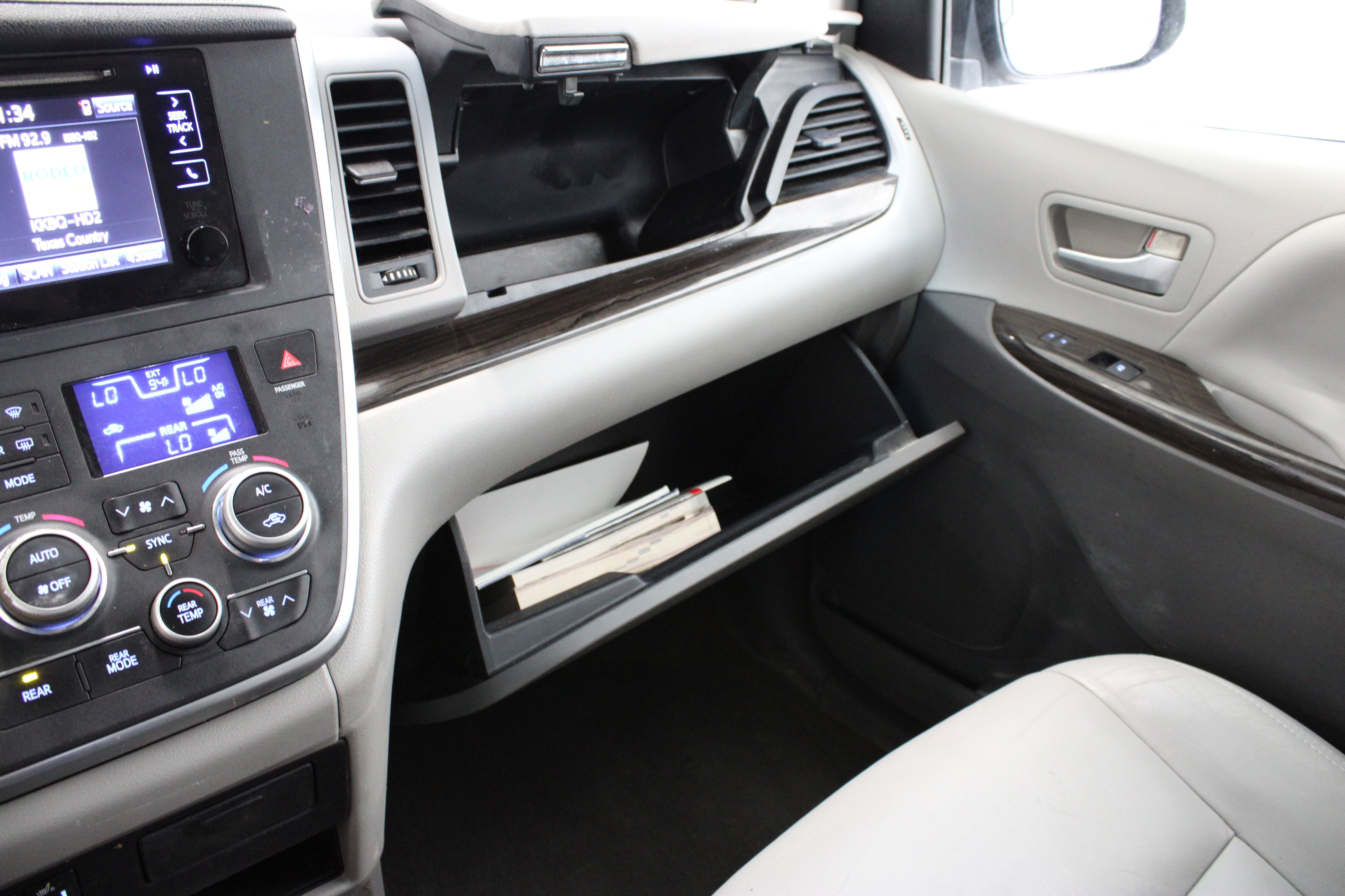 Used 2015 Silver Sky Metallic Toyota XLE Premium 3.5L image 24