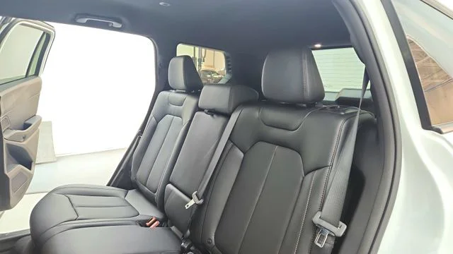 New 2026 Bright White Clear-Coat Exterior Paint Jeep Limited image 18