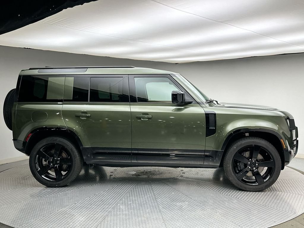 New 2026 Woolstone Green Land Rover X-Dynamic SE image 4
