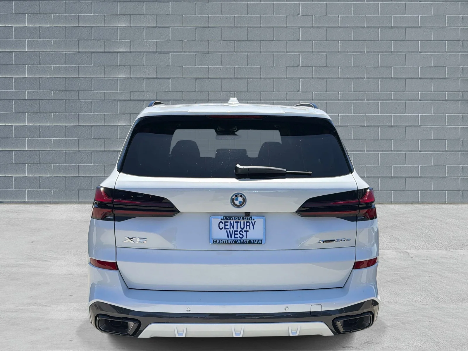 New 2026 Mineral White Metallic BMW xDrive50e Plug-In Hybrid image 4
