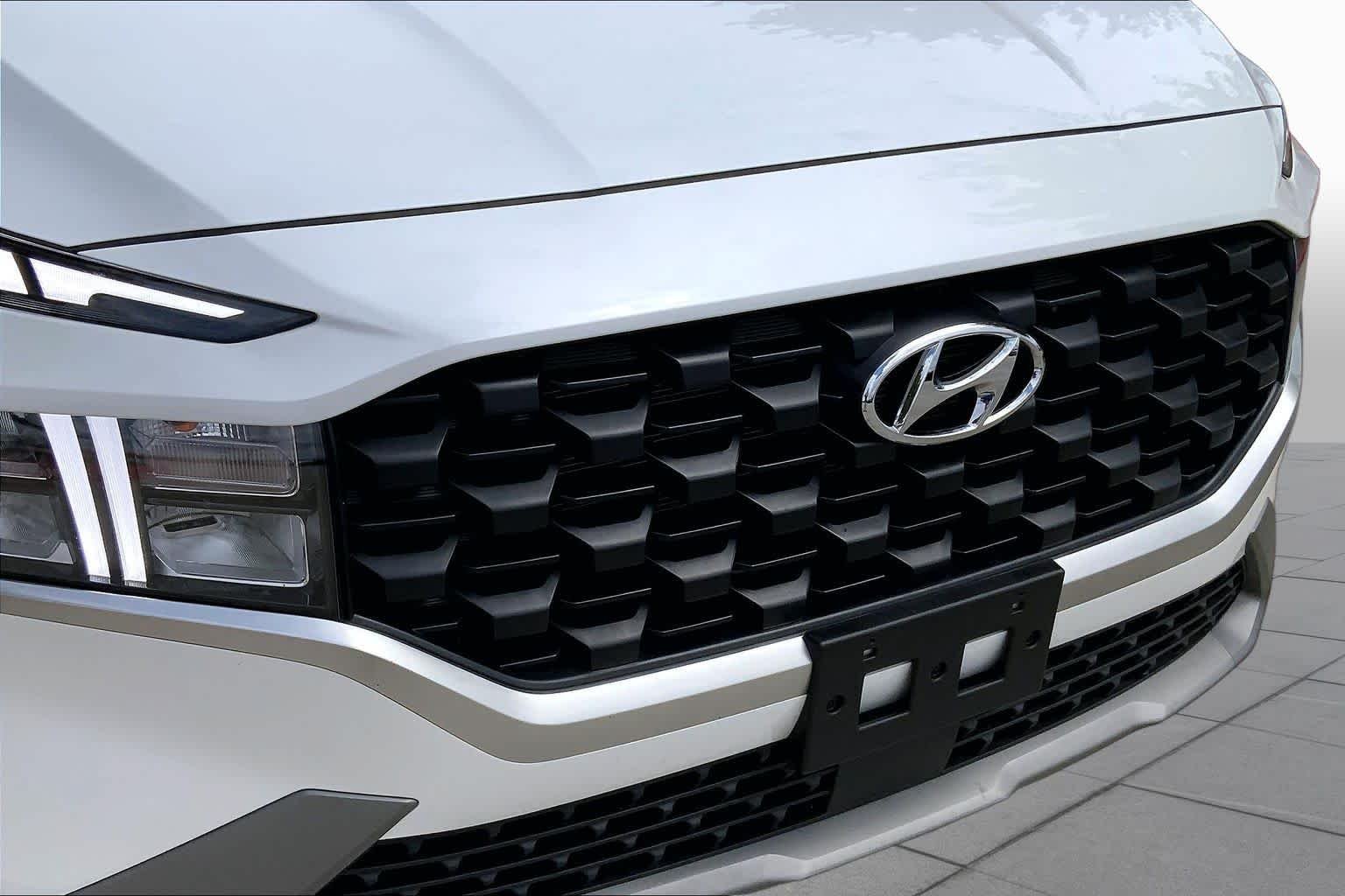 Used 2021 Quartz White Hyundai SE image 31