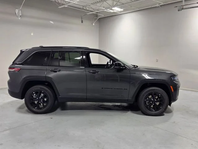 New 2026 Baltic Gray Metallic Clear-Coat Exterior Paint Jeep Altitude image 14