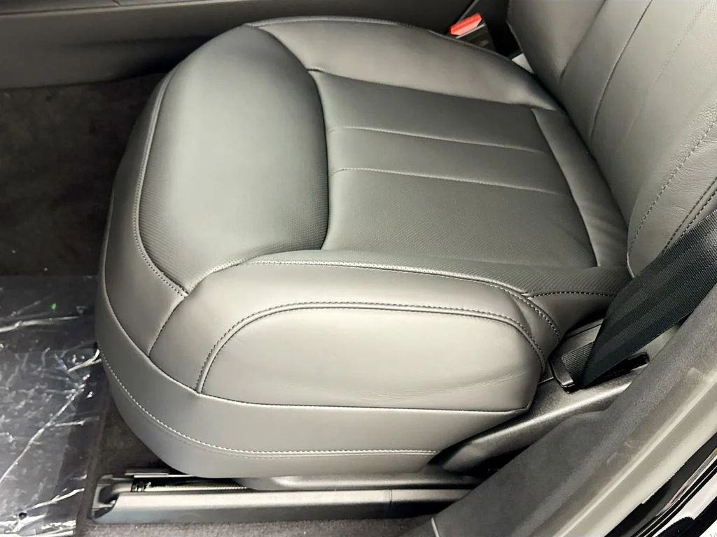 New 2026 Santorini Black Land Rover Dynamic SE image 20