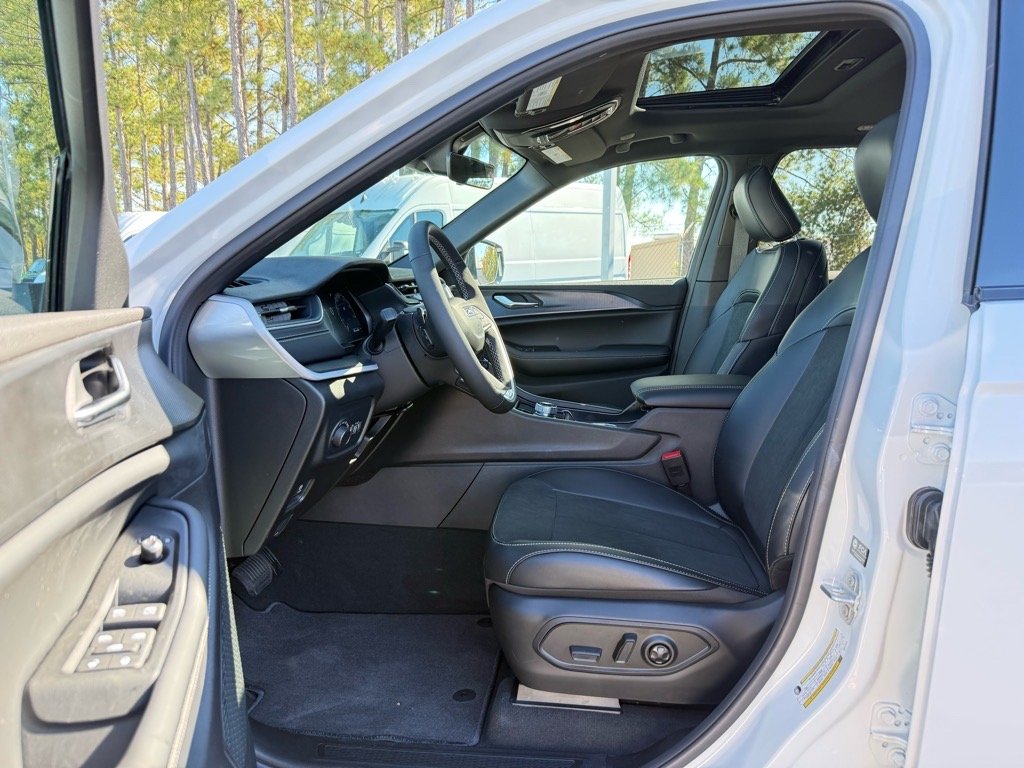 2025 Jeep Grand Cherokee Altitude photo 4