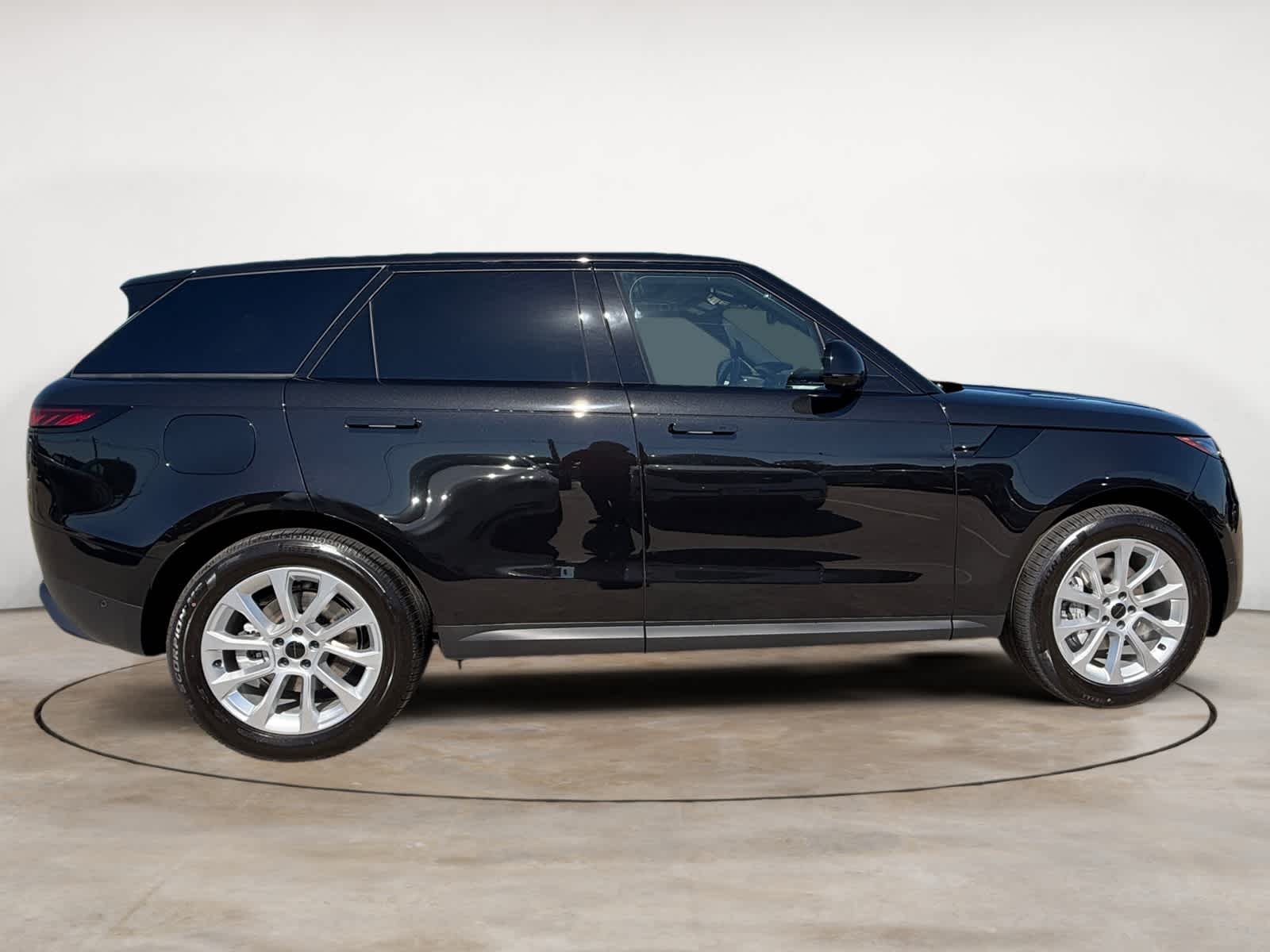 New 2027 BLK Land Rover SE image 6