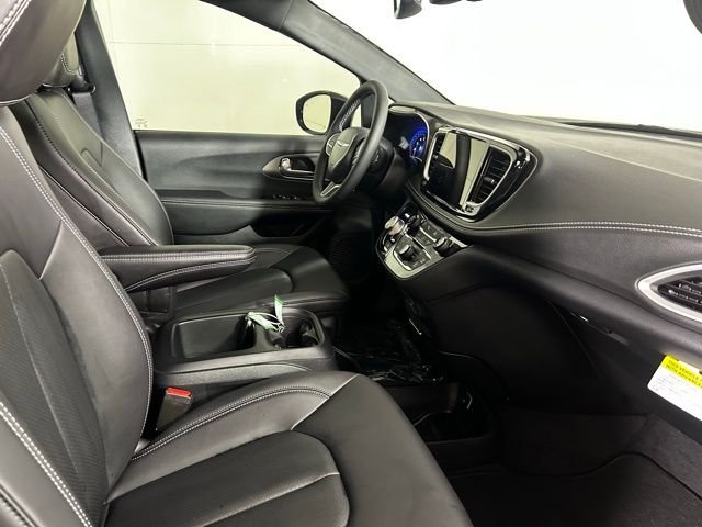 New 2026 Diamond Black Crystal Pearl-Coat Exterior Paint Chrysler Select image 14