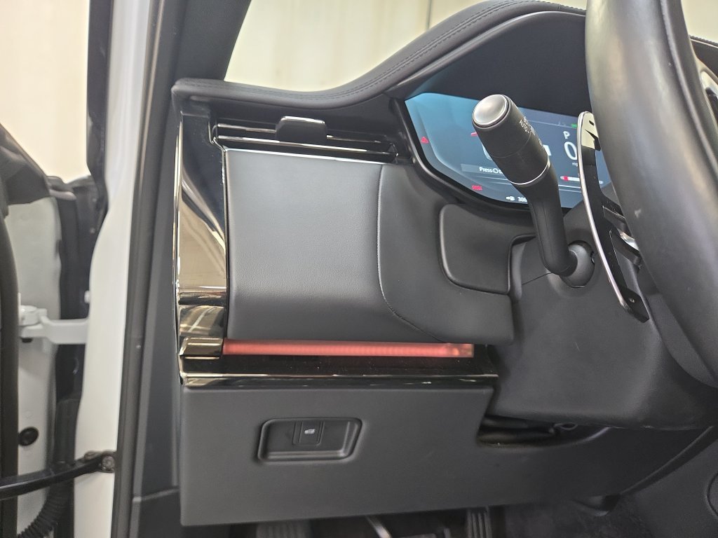 Used 2025 Fuji White Land Rover SE image 10