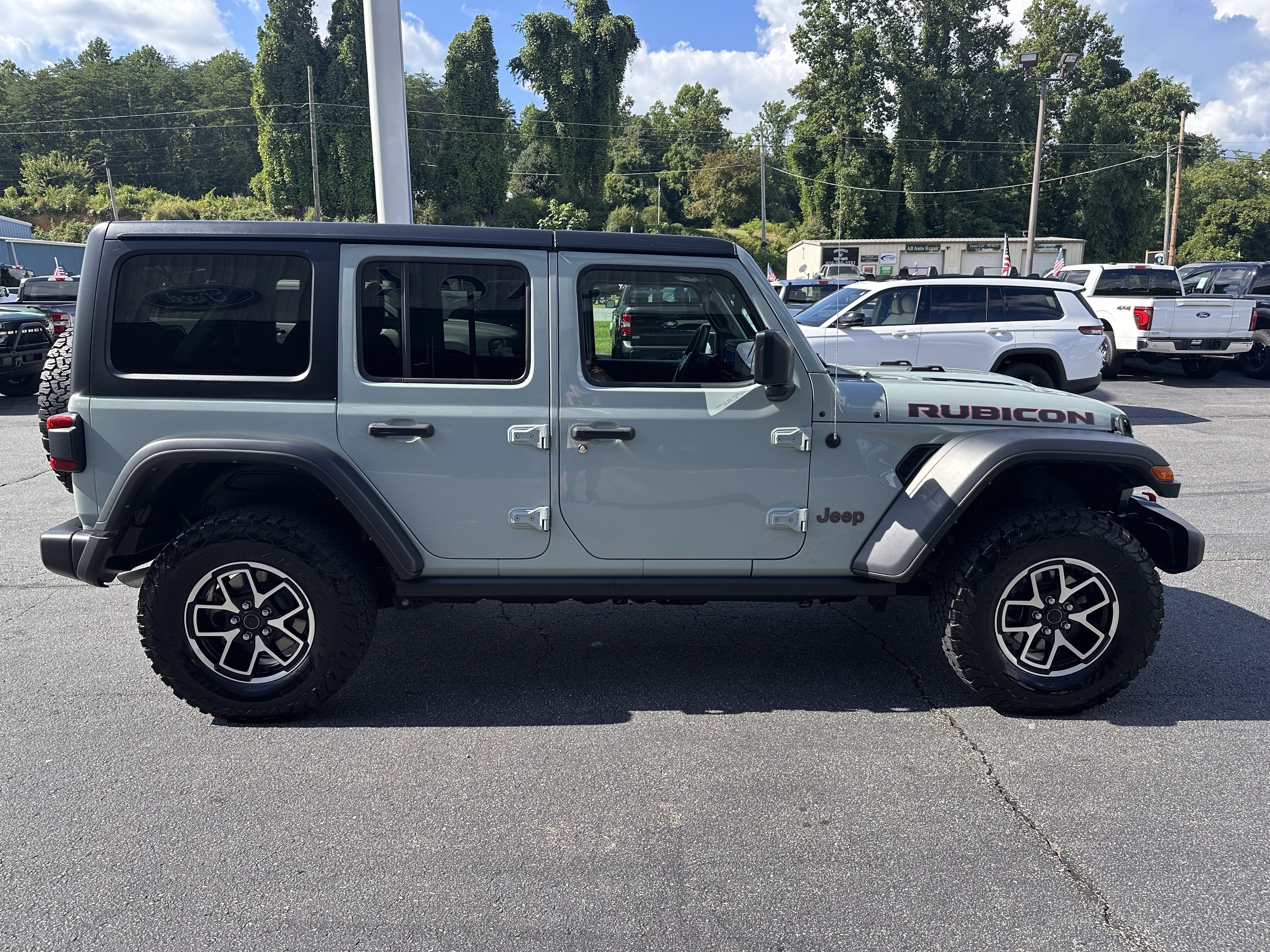 Certified Used 2024 Earl Clearcoat Jeep Rubicon image 5