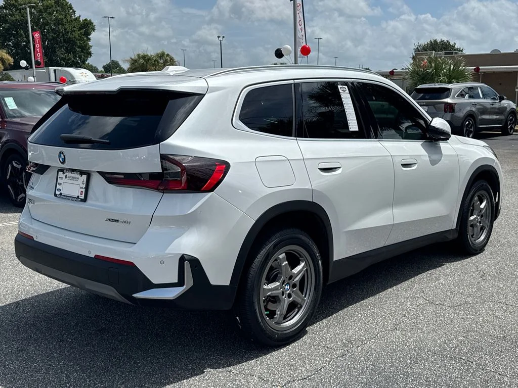 Used 2023 White BMW xDrive28i image 3