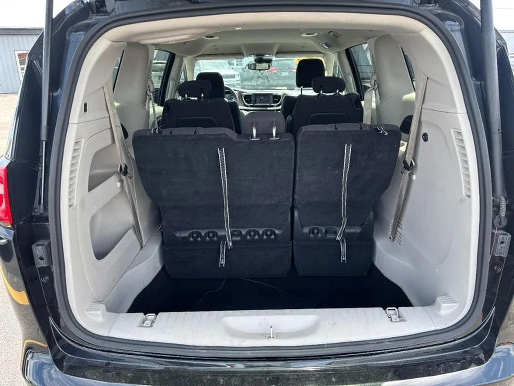 Used 2023  Chrysler LX image 7