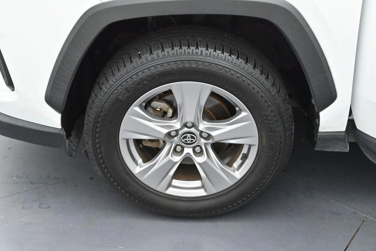 Used 2022 White Toyota XLE image 31