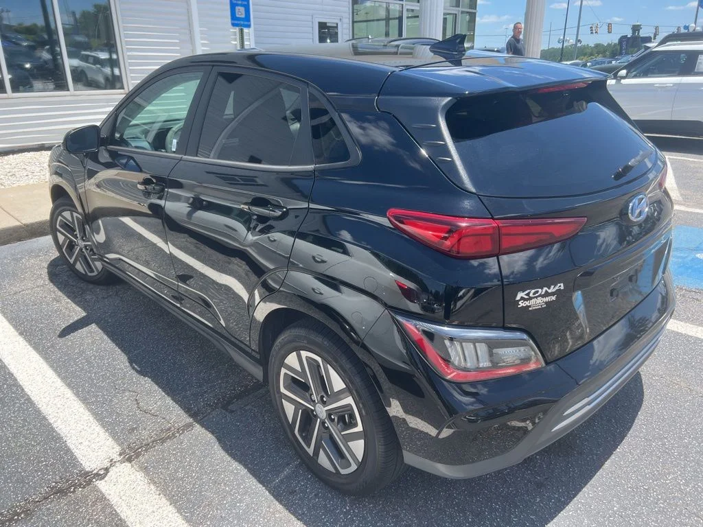 Used 2023 Black Hyundai Limited image 3