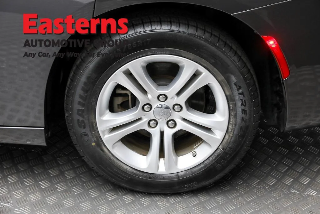 Used 2022 Gray Dodge SXT image 8
