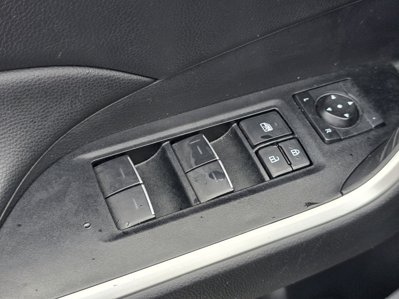 2025 Toyota RAV4 XLE - Photo 18