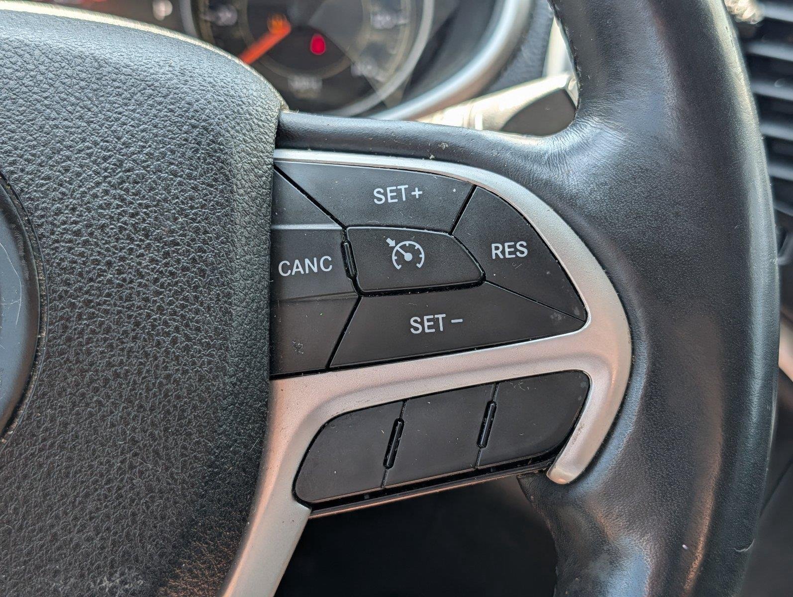 Used 2015 Bright White Clearcoat Jeep Trailhawk image 25