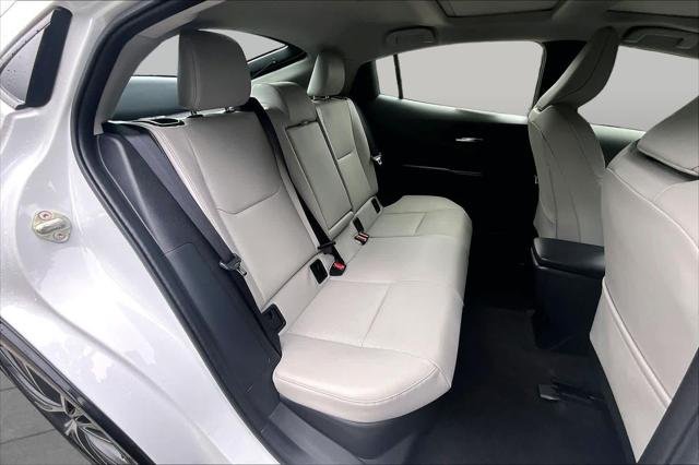 Certified Used 2025 WIND CHILL PEARL Toyota  image 19