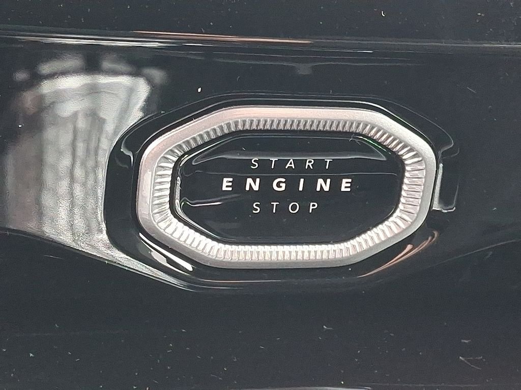 New 2026 Diamond Black Crystal Pearlcoat Jeep Altitude image 18
