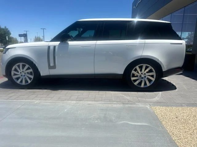 Used 2024  Land Rover SE image 8