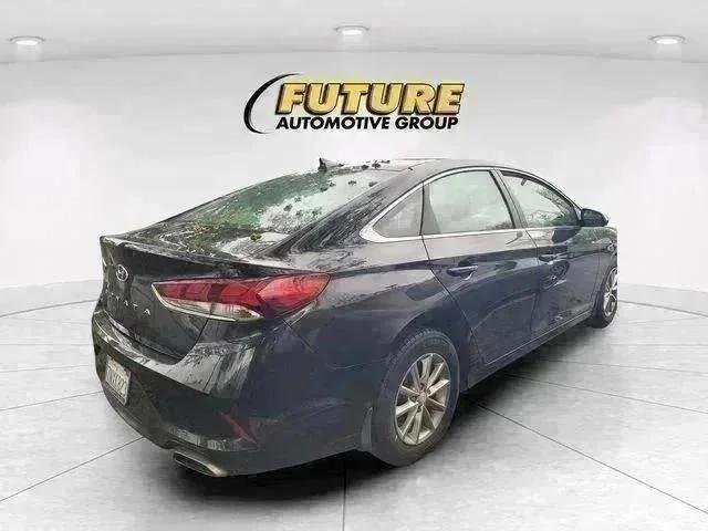 Used 2018 Black Hyundai SE image 3