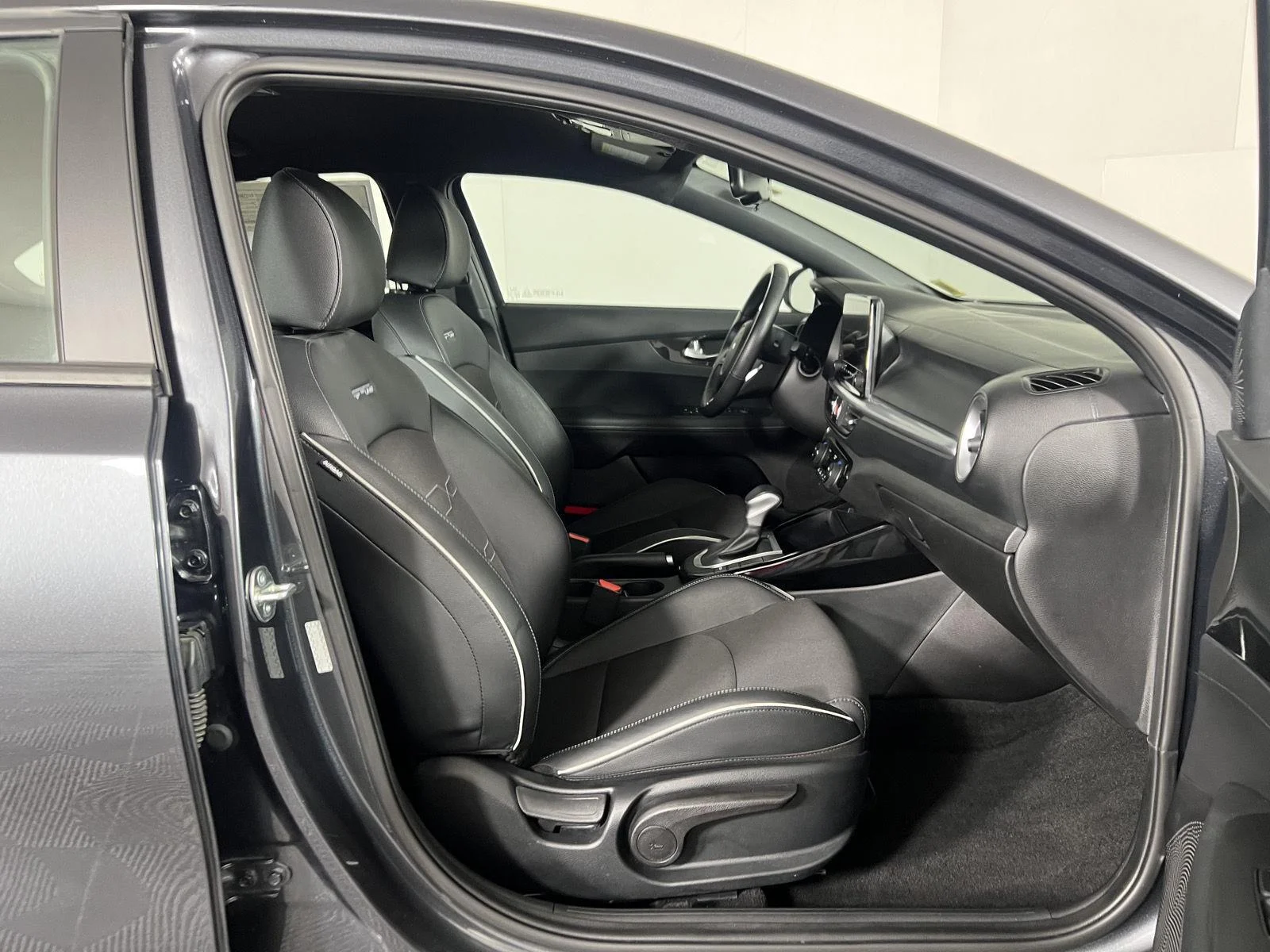 Used 2023 Gy Kia GT-Line image 8