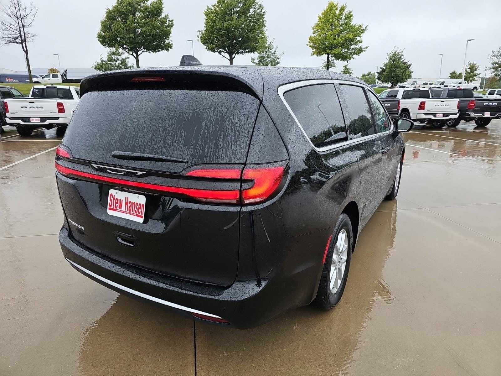 New 2027 Diamond Black Crystal Pearlcoat Chrysler Select image 5