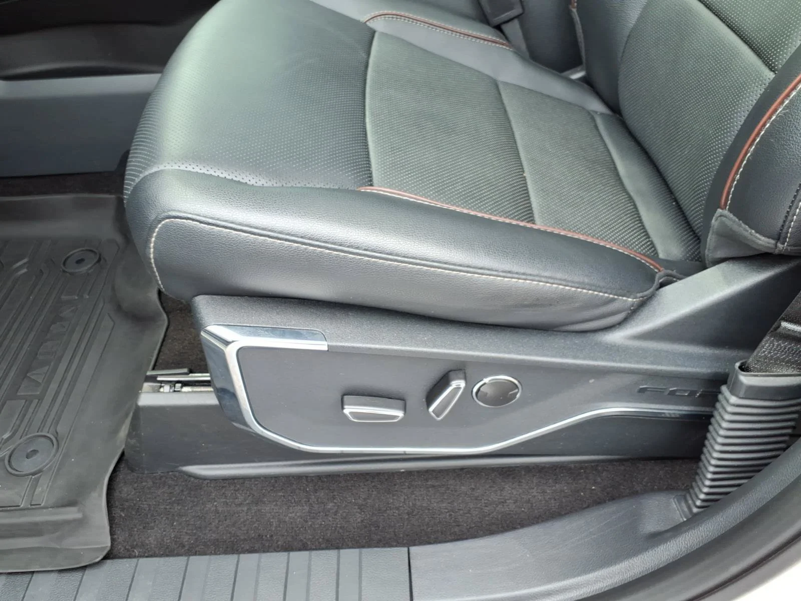 Used 2023 White Metallic Ford LARIAT image 15