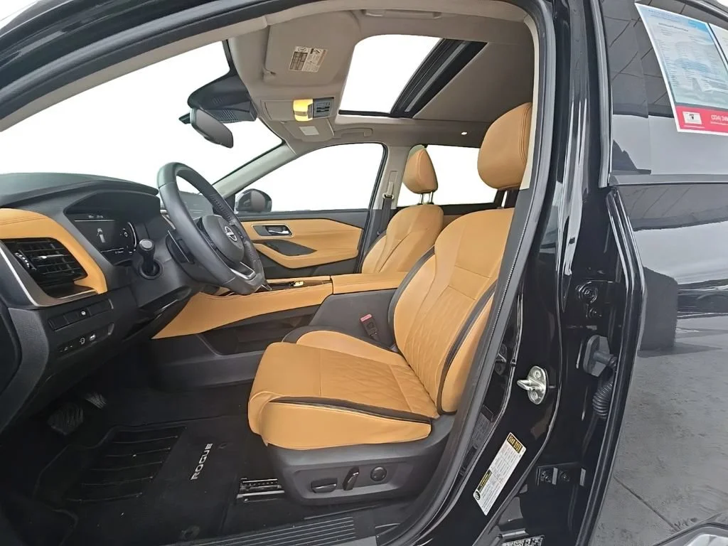 Used 2023 Super Black Nissan Platinum image 3