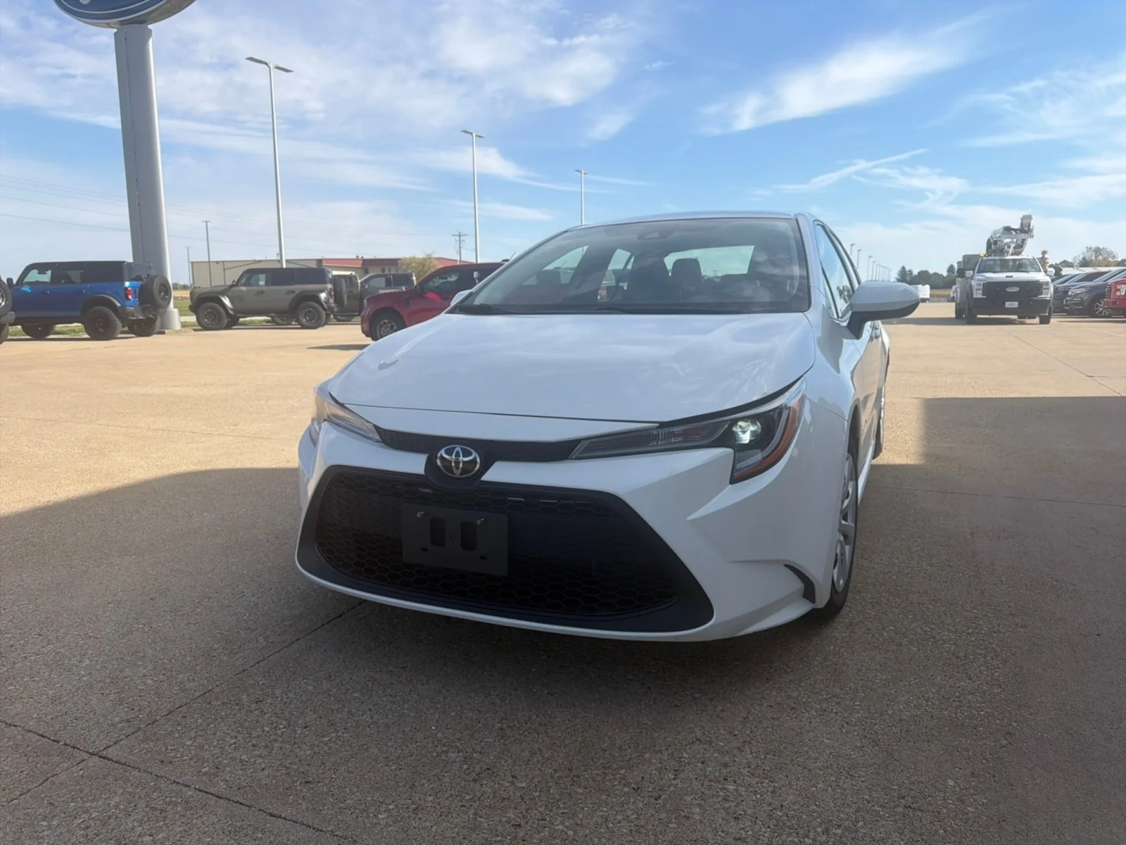 Used 2020 White Toyota LE image 3