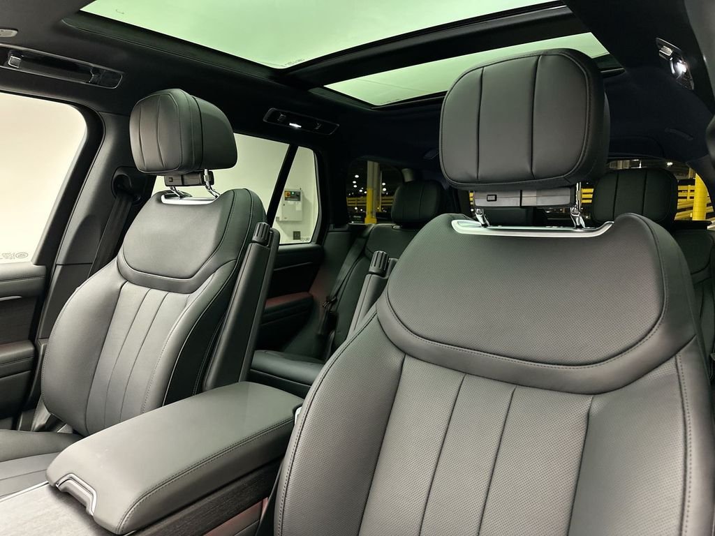 Used 2025  Land Rover SE image 15