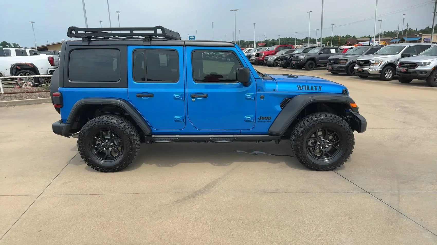 Used 2024 Hydro Blue Pearl Coat Jeep Sport image 2