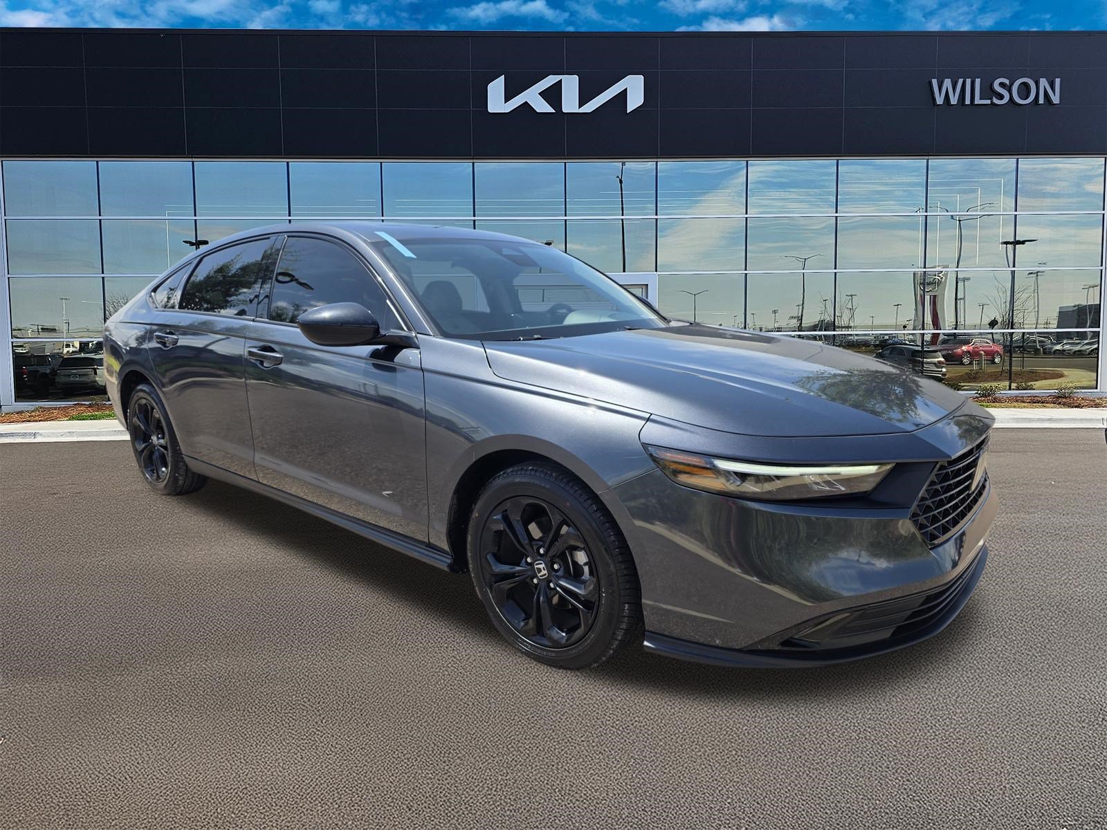 Used 2025 Urban Gray Pearl Honda SE image 3