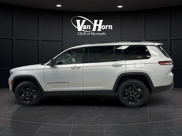 Used 2024 Silver Jeep Limited image 4