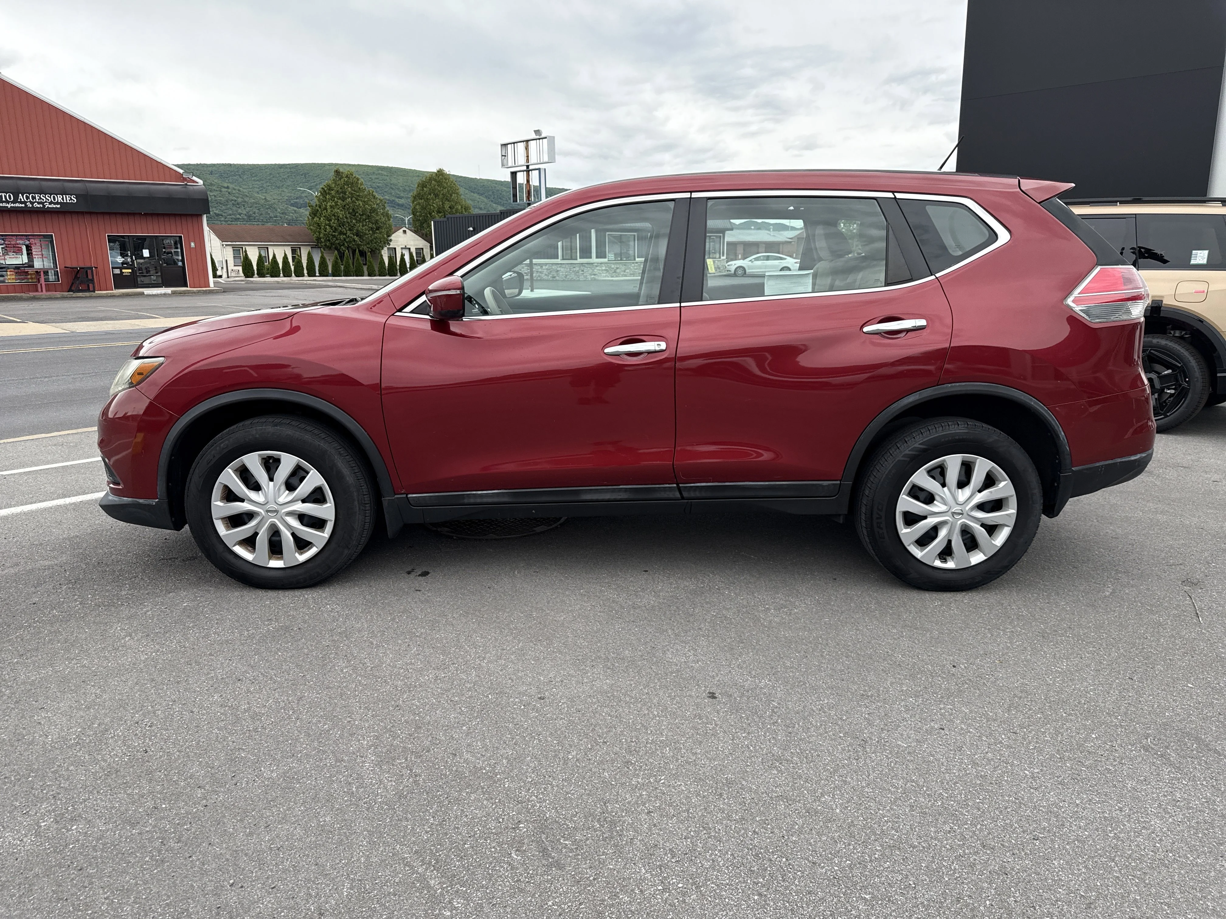 Used 2015 Cayenne Red Nissan S image 14