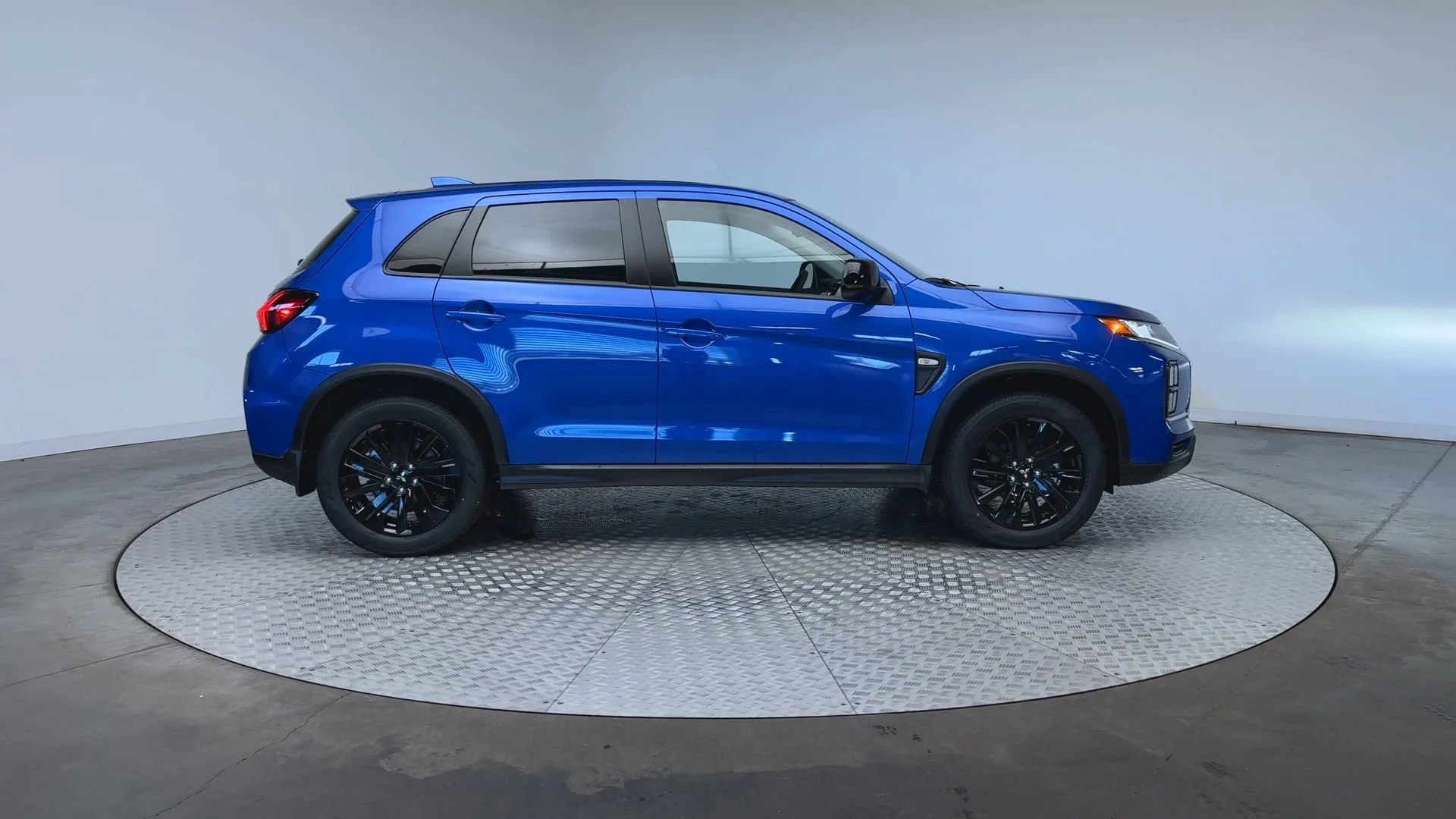 New 2026 Octane Blue Metallic Mitsubishi LE image 9