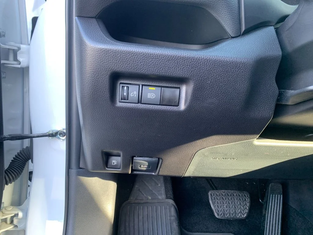 Used 2025 White Toyota XLE image 31