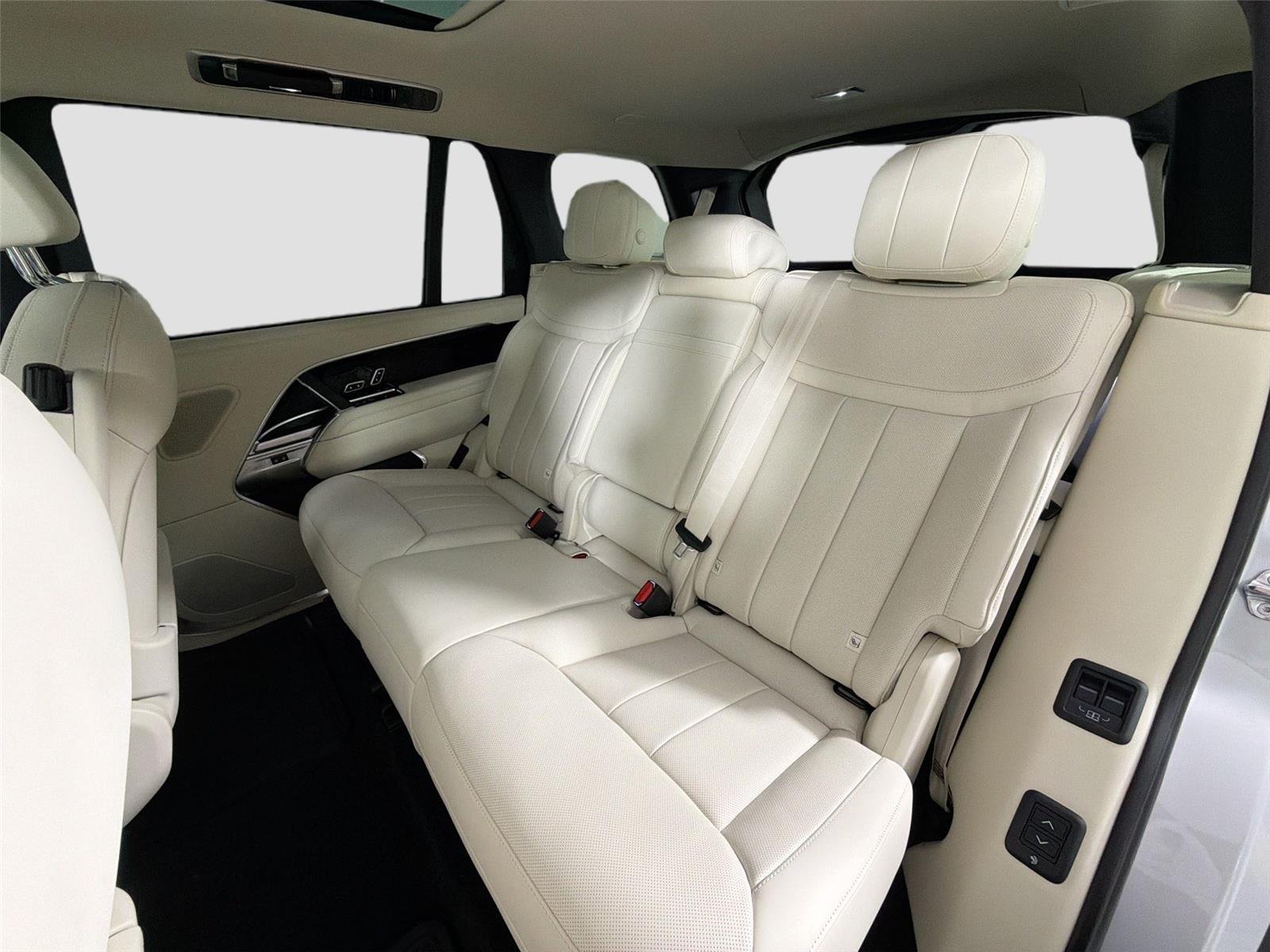 New 2026 Ethereal Frost Sliver LAND ROVER SE LWB 7-Seats / V8 image 24